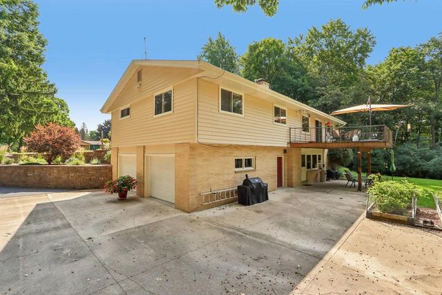 885 Tara Hill W, Hartford, WI 53027