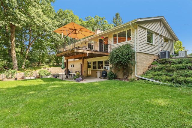 885 Tara Hill W, Hartford, WI 53027
