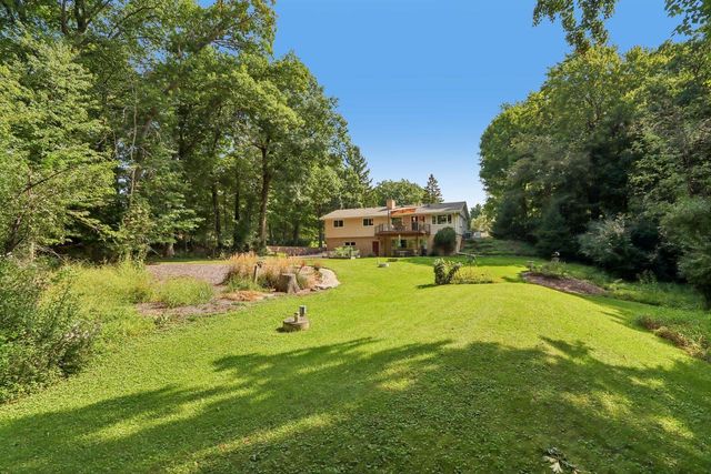885 Tara Hill W, Hartford, WI 53027