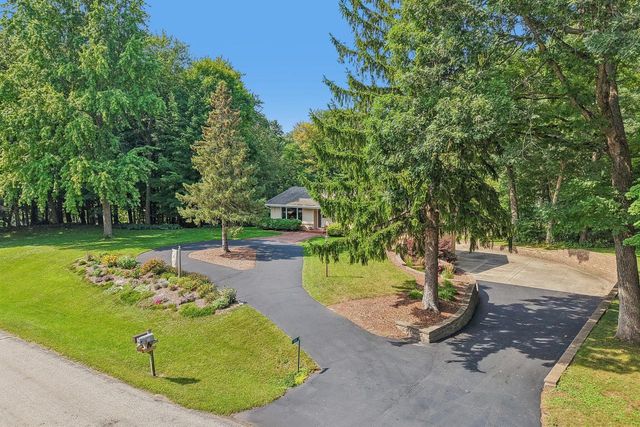 885 Tara Hill W, Hartford, WI 53027