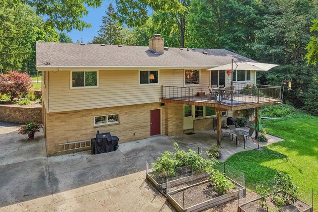 885 Tara Hill W, Hartford, WI 53027