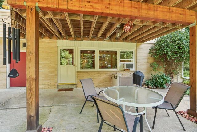 885 Tara Hill W, Hartford, WI 53027