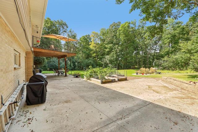 885 Tara Hill W, Hartford, WI 53027