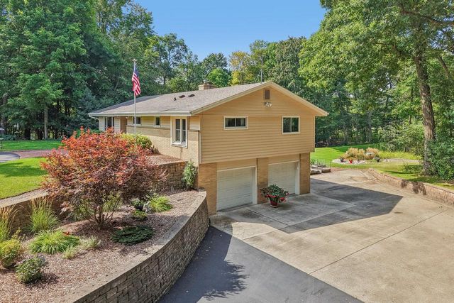 885 Tara Hill W, Hartford, WI 53027