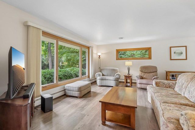 885 Tara Hill W, Hartford, WI 53027