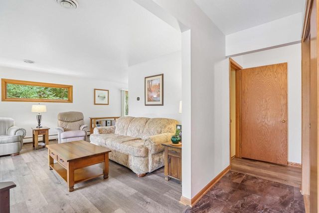 885 Tara Hill W, Hartford, WI 53027