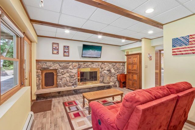 885 Tara Hill W, Hartford, WI 53027