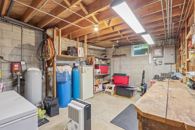 885 Tara Hill W, Hartford, WI 53027