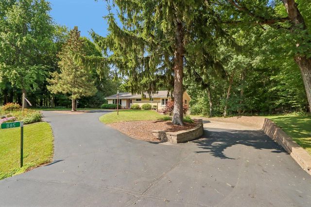 885 Tara Hill W, Hartford, WI 53027