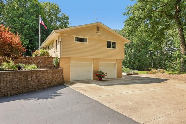885 Tara Hill W, Hartford, WI 53027