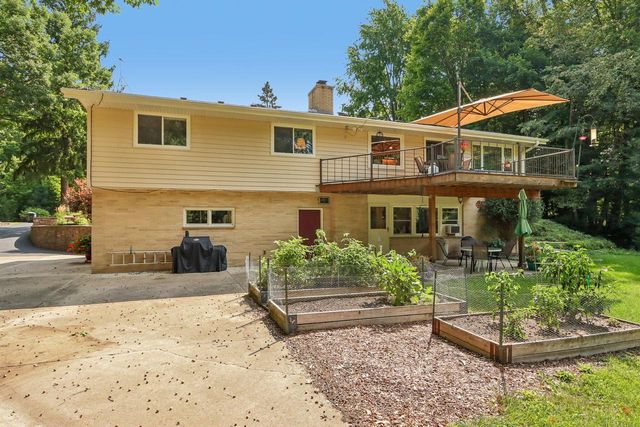 885 Tara Hill W, Hartford, WI 53027