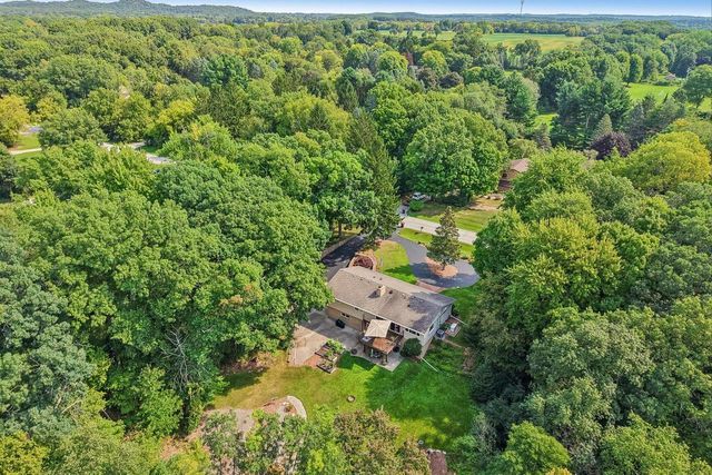 885 Tara Hill W, Hartford, WI 53027