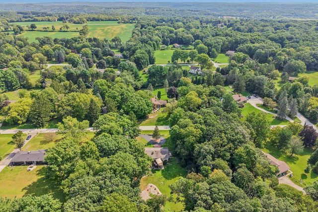 885 Tara Hill W, Hartford, WI 53027