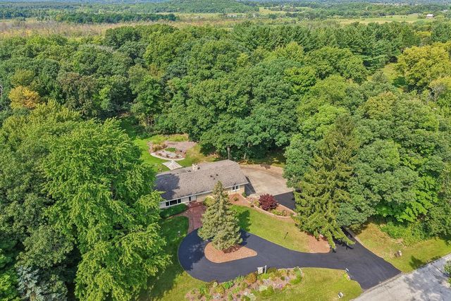 885 Tara Hill W, Hartford, WI 53027