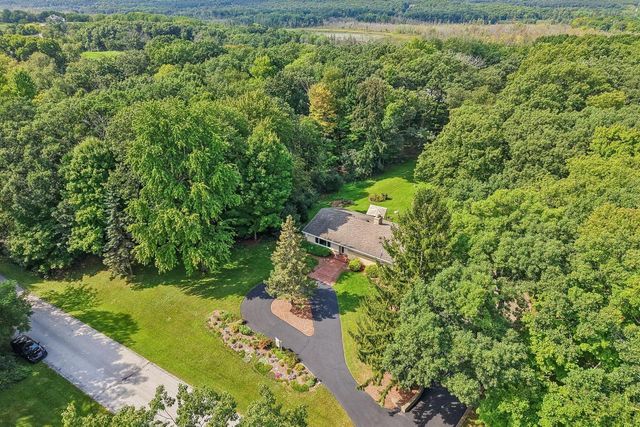 885 Tara Hill W, Hartford, WI 53027