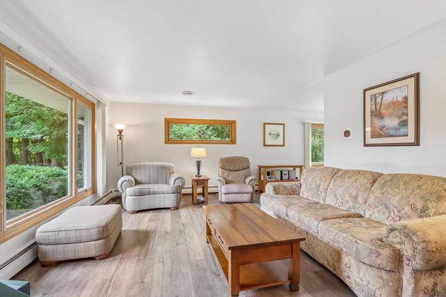 885 Tara Hill W, Hartford, WI 53027