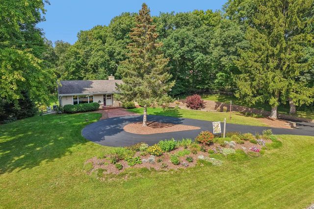 885 Tara Hill W, Hartford, WI 53027