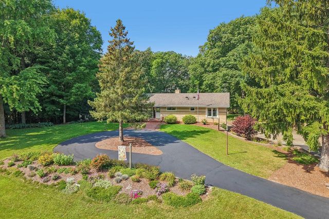 885 Tara Hill W, Hartford, WI 53027