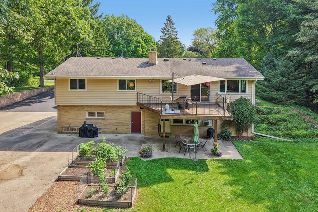885 Tara Hill W, Hartford, WI 53027