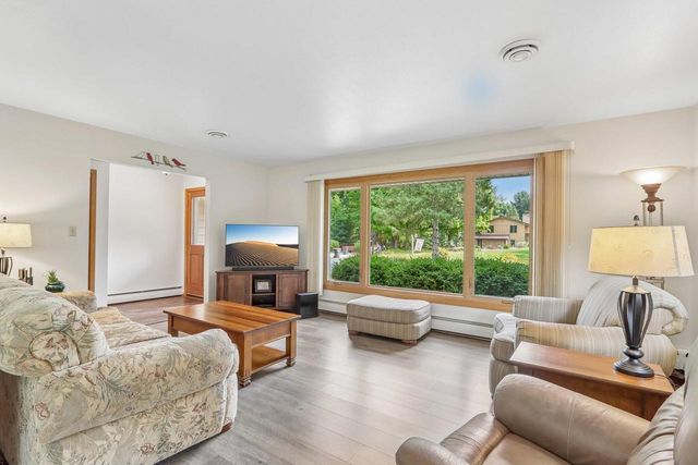 885 Tara Hill W, Hartford, WI 53027