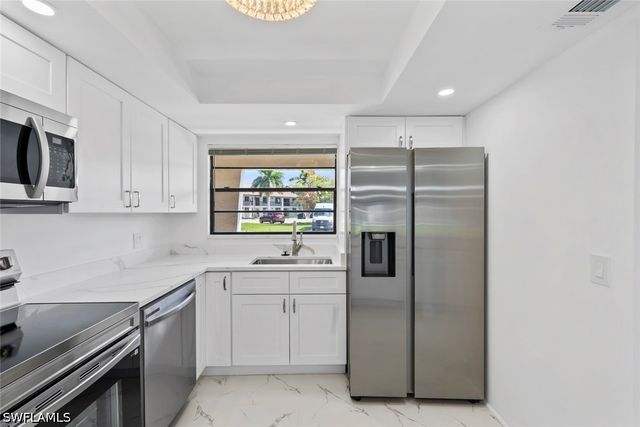 151 Cypress WAY E D3, Naples, FL 34110