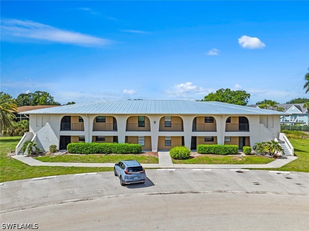 151 Cypress WAY E D3, Naples, FL 34110