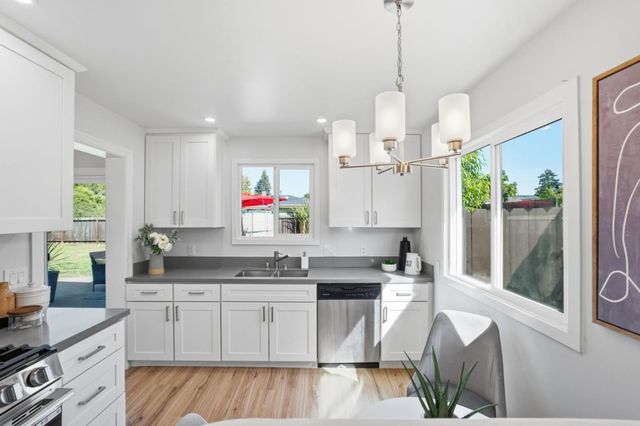 1140 Almanor Avenue, Menlo Park, CA 94025