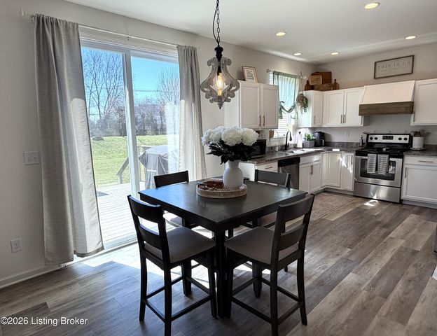 2000 Meadows Edge Ln, Louisville, KY 40245