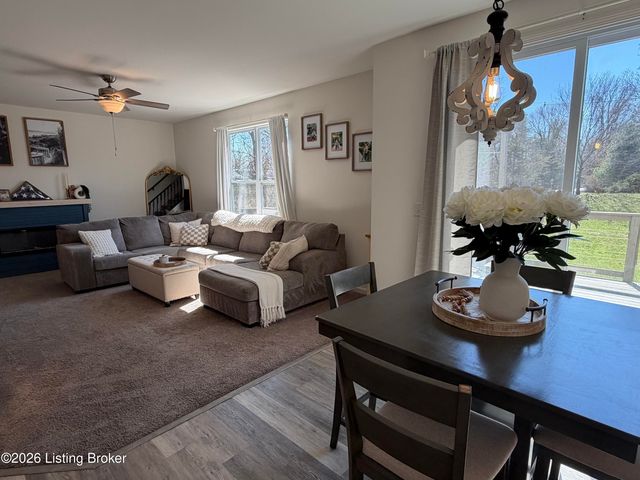 2000 Meadows Edge Ln, Louisville, KY 40245