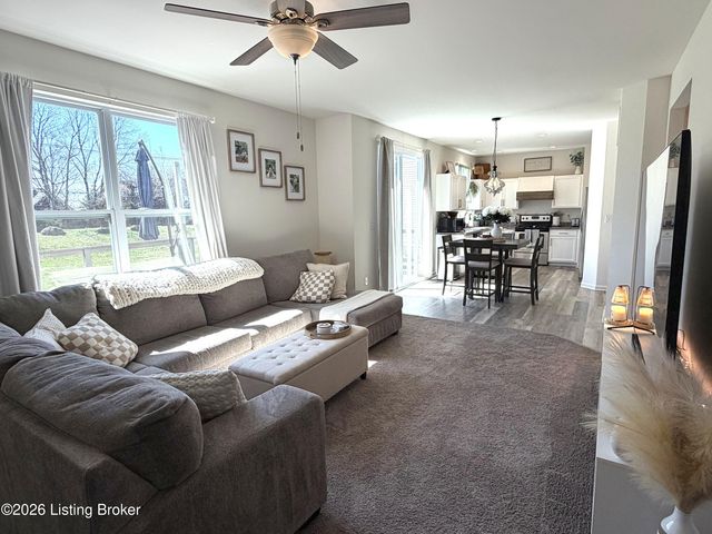 2000 Meadows Edge Ln, Louisville, KY 40245