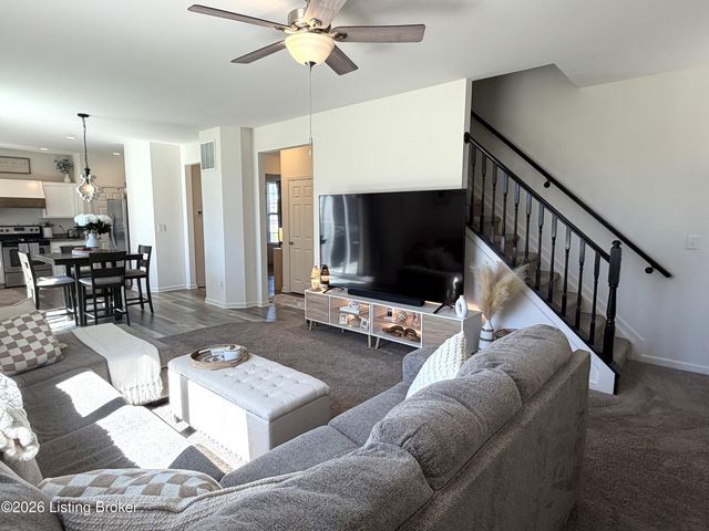 2000 Meadows Edge Ln, Louisville, KY 40245