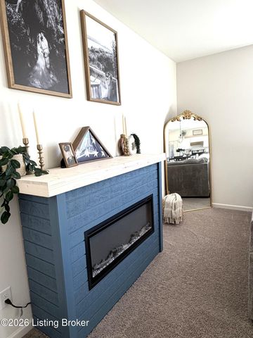 2000 Meadows Edge Ln, Louisville, KY 40245