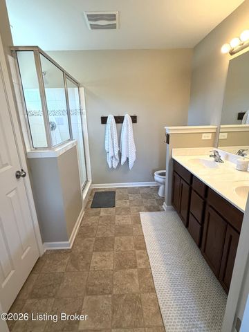 2000 Meadows Edge Ln, Louisville, KY 40245