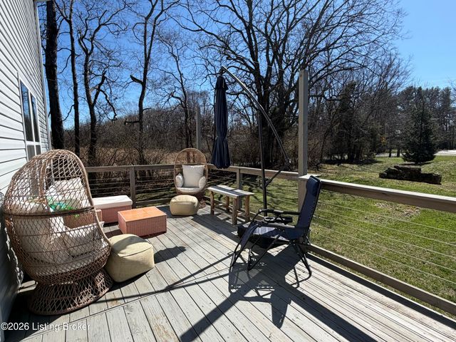 2000 Meadows Edge Ln, Louisville, KY 40245