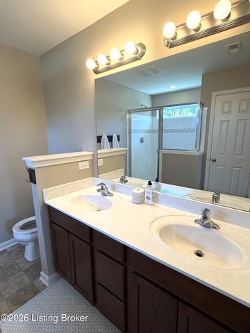 2000 Meadows Edge Ln, Louisville, KY 40245