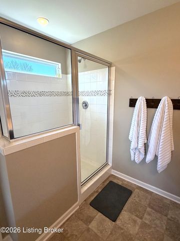 2000 Meadows Edge Ln, Louisville, KY 40245