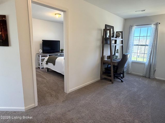 2000 Meadows Edge Ln, Louisville, KY 40245