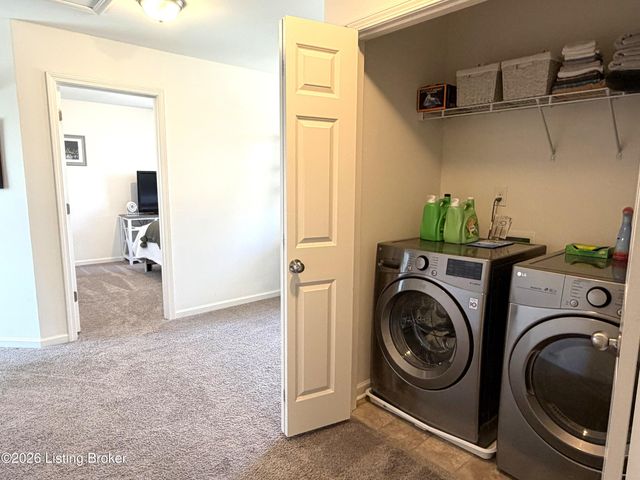 2000 Meadows Edge Ln, Louisville, KY 40245