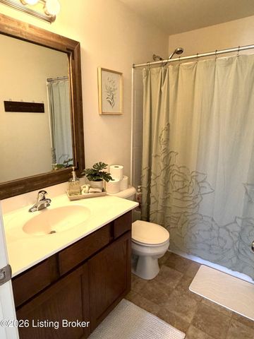 2000 Meadows Edge Ln, Louisville, KY 40245