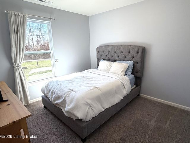 2000 Meadows Edge Ln, Louisville, KY 40245