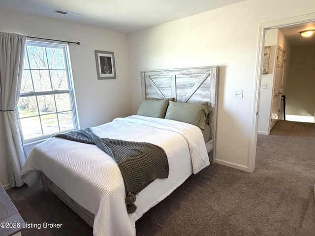 2000 Meadows Edge Ln, Louisville, KY 40245