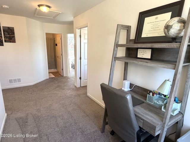 2000 Meadows Edge Ln, Louisville, KY 40245