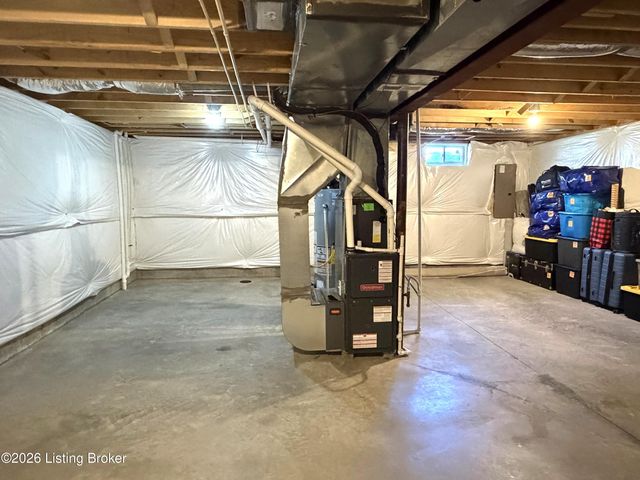 2000 Meadows Edge Ln, Louisville, KY 40245