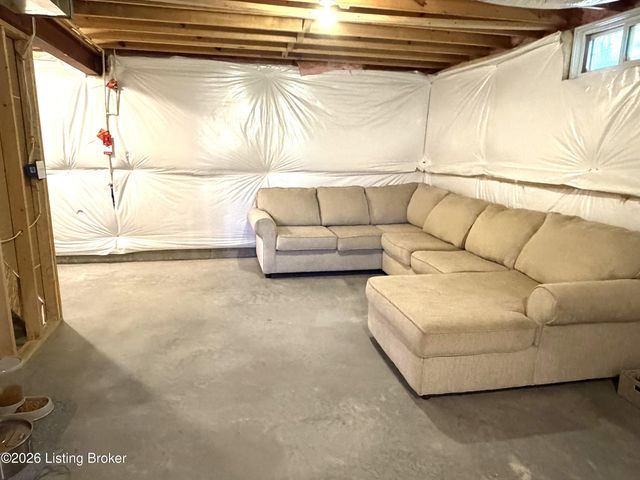 2000 Meadows Edge Ln, Louisville, KY 40245