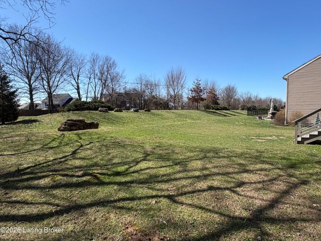 2000 Meadows Edge Ln, Louisville, KY 40245