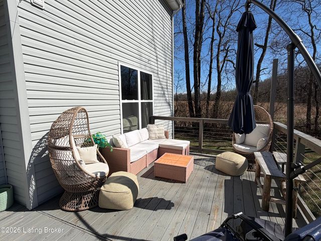 2000 Meadows Edge Ln, Louisville, KY 40245