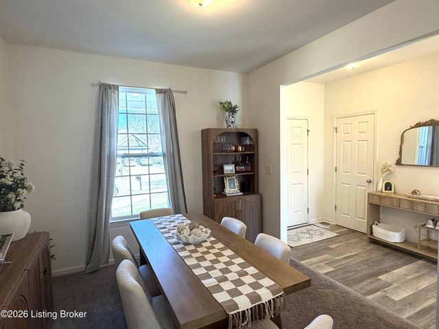 2000 Meadows Edge Ln, Louisville, KY 40245