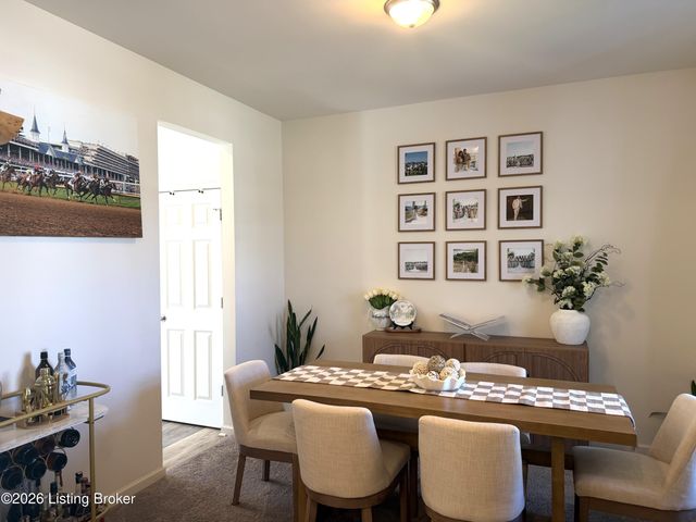 2000 Meadows Edge Ln, Louisville, KY 40245