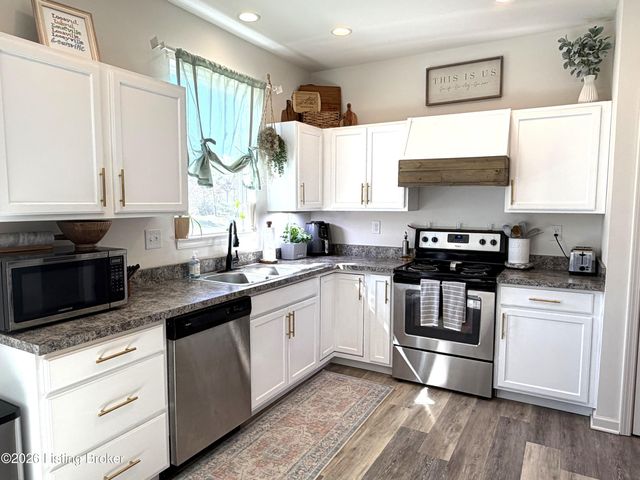 2000 Meadows Edge Ln, Louisville, KY 40245