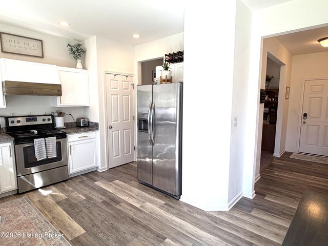 2000 Meadows Edge Ln, Louisville, KY 40245